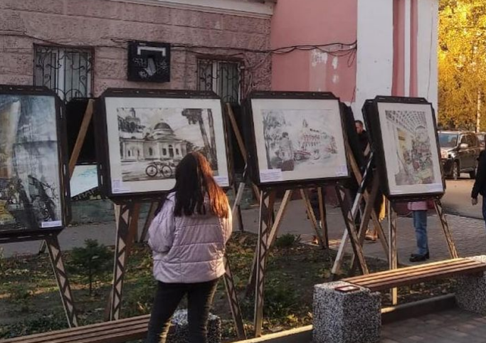 Выставка картин под открытым небом открылась в Барнауле
