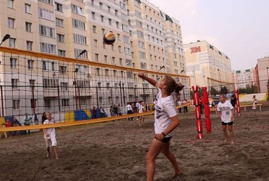 В Барнаульском дворе открыли волейбольную площадку