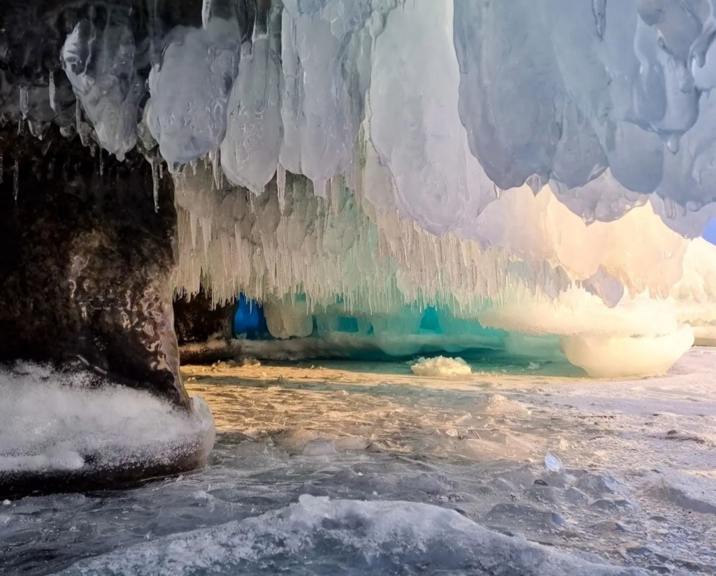 Походы и туры по льду Байкала 2023