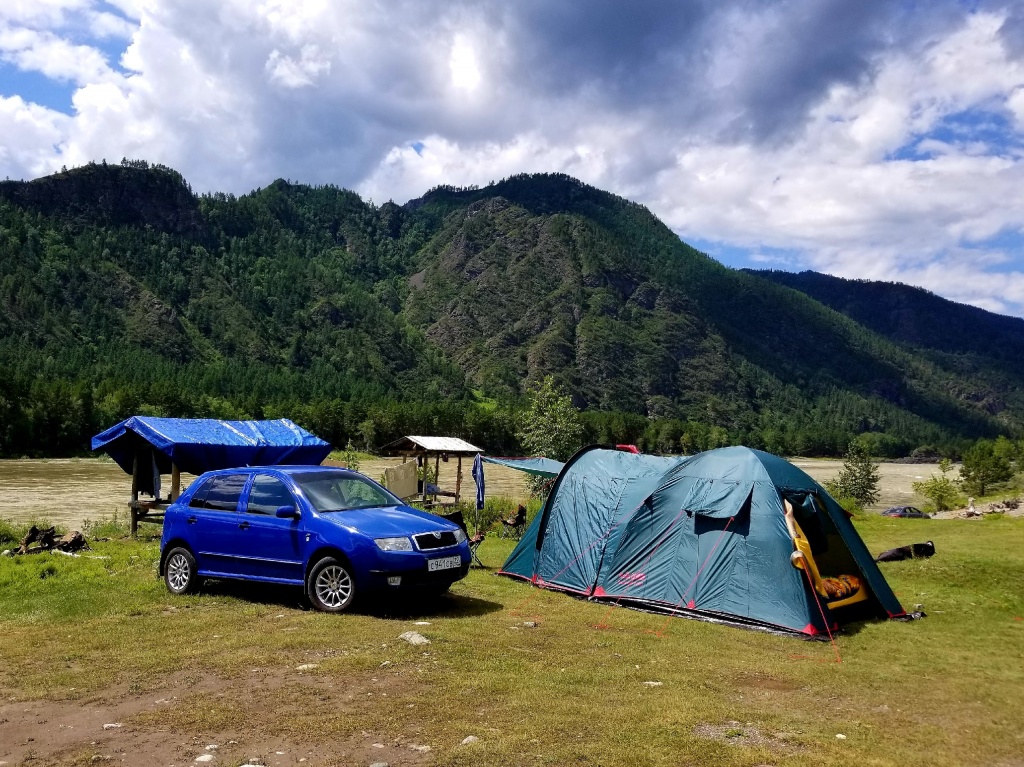 Место для отдыха с палаткаами на Алтае.jpg