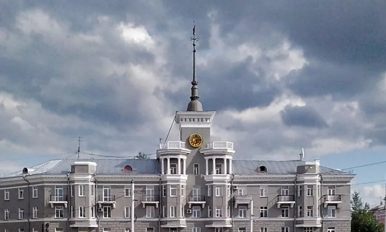 Часы под шпилем.png Часы под шпилем.png