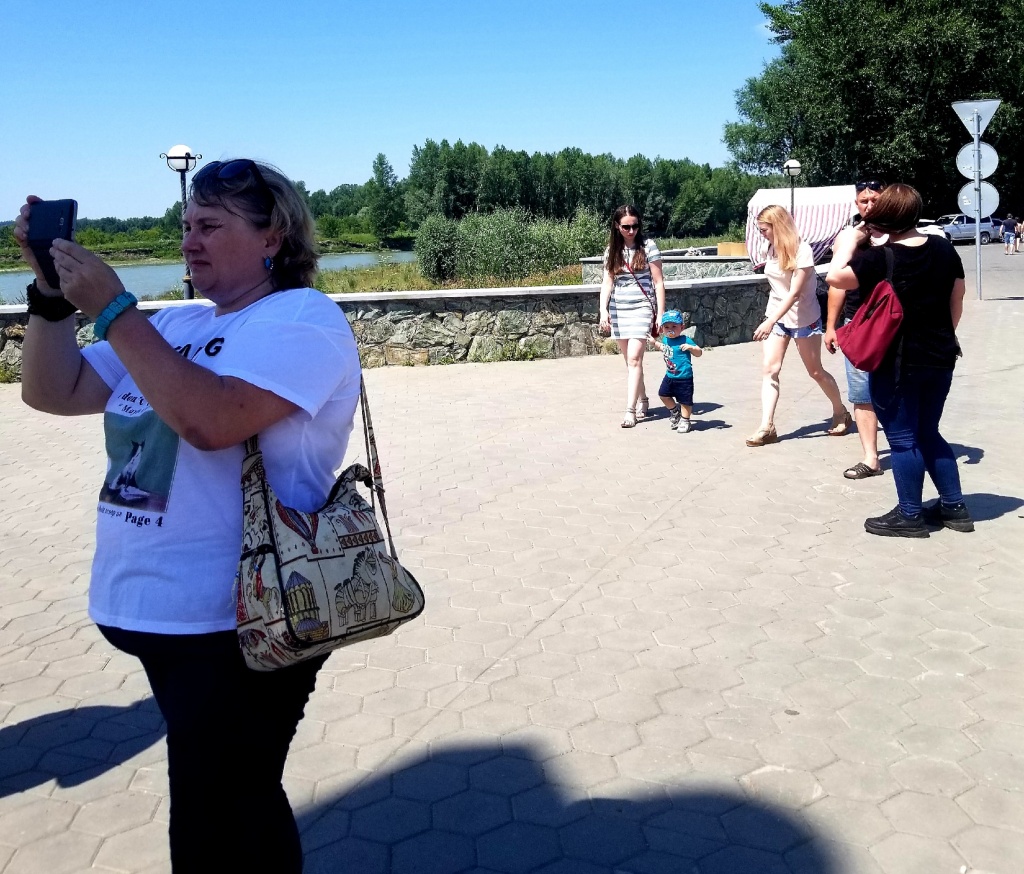 Туристы на въезде в республику Алтай.jpg